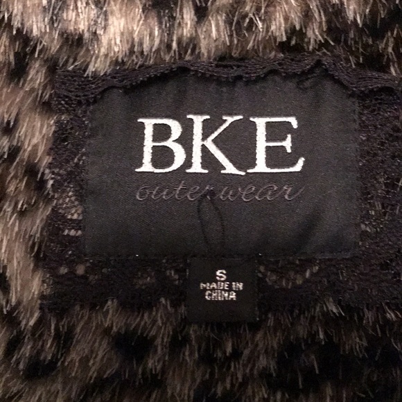 BKE outerwear - Leopard print button front faux fur coat. - Picture 4 of 8